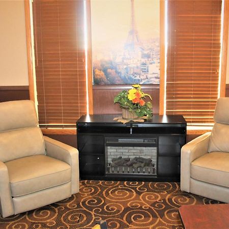 Super 8 By Wyndham Burlington Hotel Luaran gambar