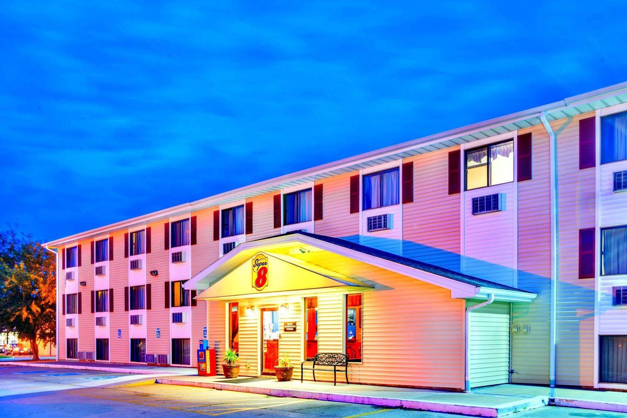 Super 8 By Wyndham Burlington Hotel Luaran gambar
